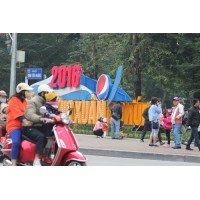 Bán gối cho khách Tây